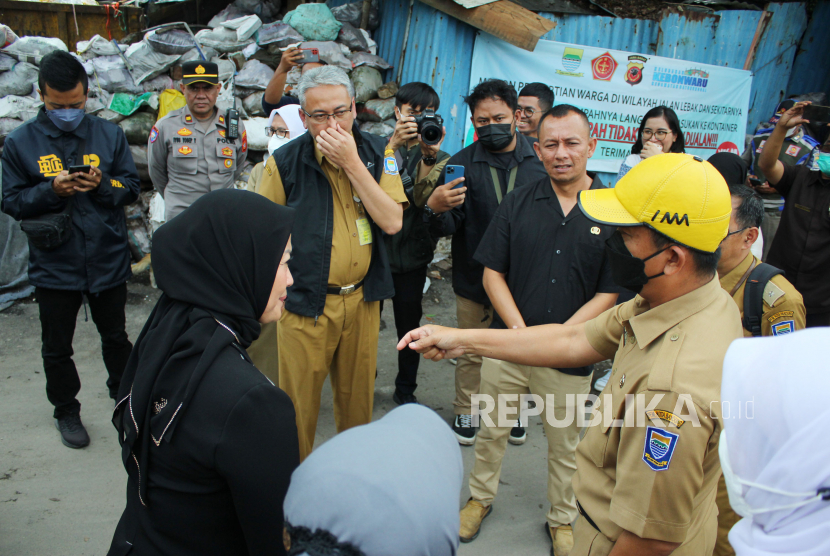 Pelaksana Harian (Plh) Wali Kota Bandung Ema Sumarna (bertopi) meninjau tempat pembuangan sampah sementara (TPS) di Jalan Banten, Kota Bandung, Jawa Barat, Selasa (9/5/2023). 