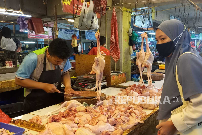 Pedagang daging ayam tengah melayani pembeli di Pasar Kosambi, Kota Bandung, Jawa Barat, Rabu (3/5/2023). 