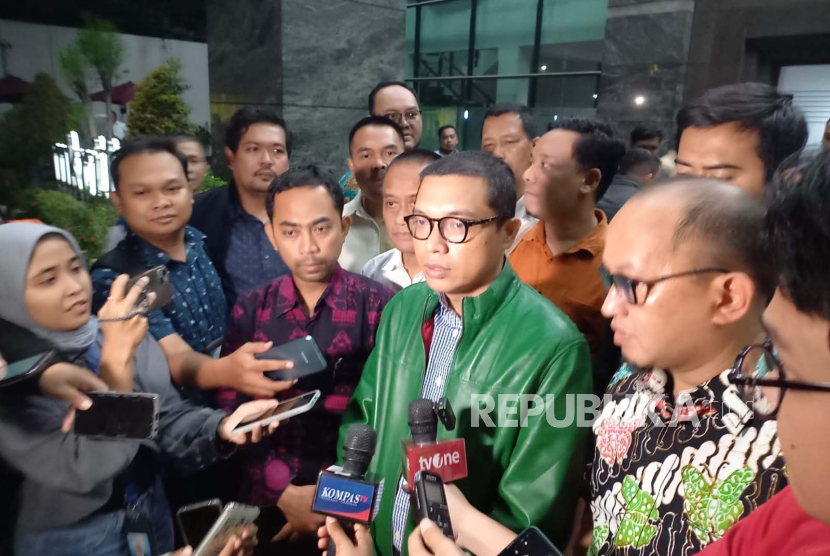 Ketua DPP PPP Achmad Baidowi saat diwawancara wartawan usai mengajukan gugatan PHPU di Gedung MK, Jakarta Pusat, Sabtu (23/3/2024). 