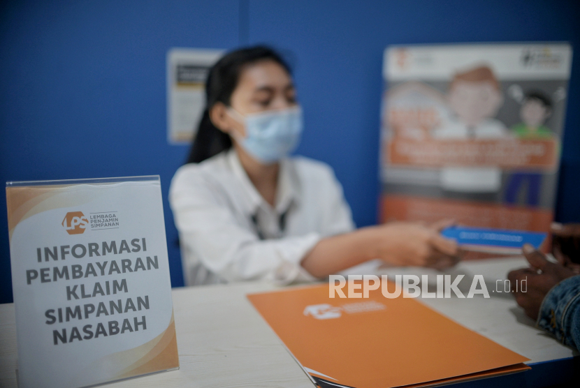 Petugas Lembaga Penjamin Simpanan (LPS) melayani nasabah di Bank Perkreditan Rakyat (BPR) Arthaprima Danajasa, Kota Bekasi, Jawa Barat. Lembaga Penjamin Simpanan (LPS) mencatat aset sebesar Rp 162 triliun pada kuartal I 2021. Adapun realisasi ini tumbuh 16 persen dibandingkan periode sama tahun lalu sebelumnya Rp 140 triliun.