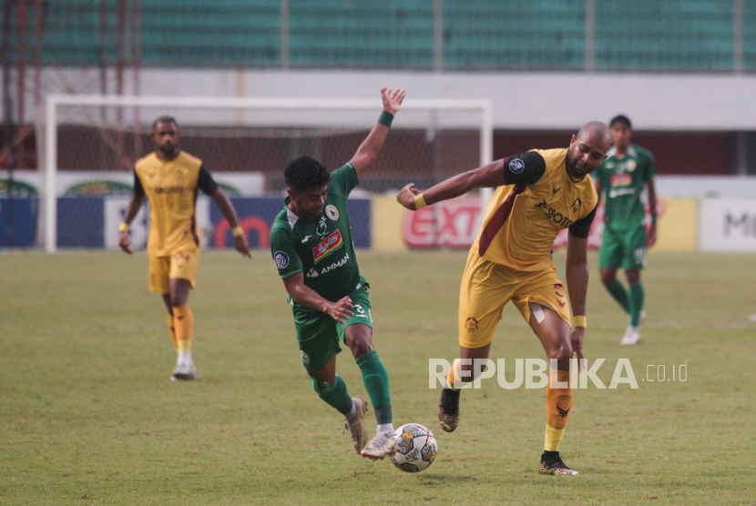 Pesepak bola Persikabo 1773 Lucao (kanan) berebut bola denga pesepak bola PSS Sleman Sanjaya (kiri) saat Laga BRI Liga 1 di Stadion Maguwoharjo, Sleman, D.I Yogyakarta, Ahad (26/2/2023). 