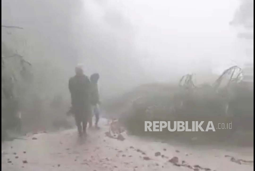 Tangkapan layar longsor menimpa ruas jalan di jalur Solo-Selo-Borobudur tepatnya di Desa Jrakah, Kecamatan Selo, Boyolali, Jumat (19/1/2024).