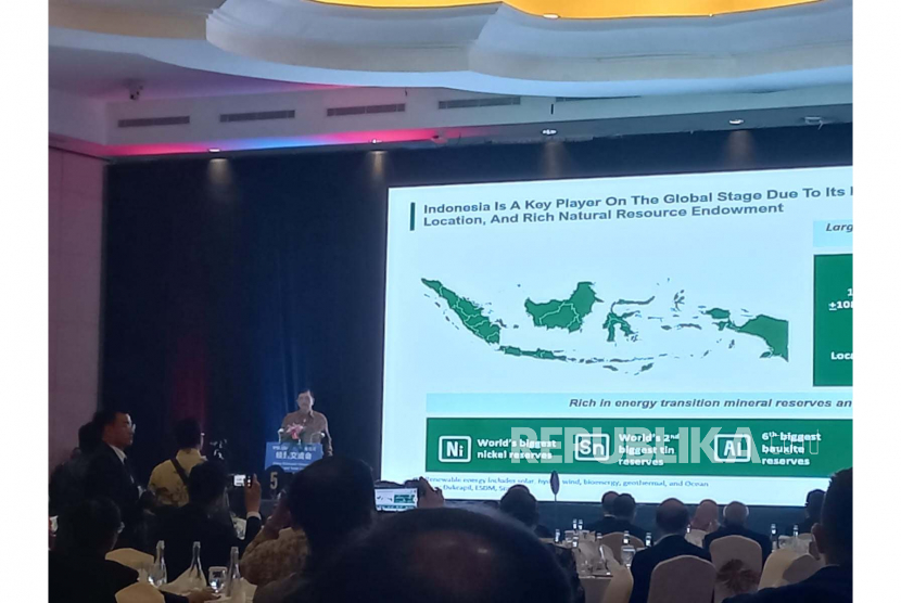 Menteri Koordinator Bidang Maritim dan Investasi Luhut Binsar Pandjaitan menghadiri China (Sichuan) - Indonesia Economic and Trade di Hotel Ritz Carlton, Jakarta, Senin (29/5/2023).