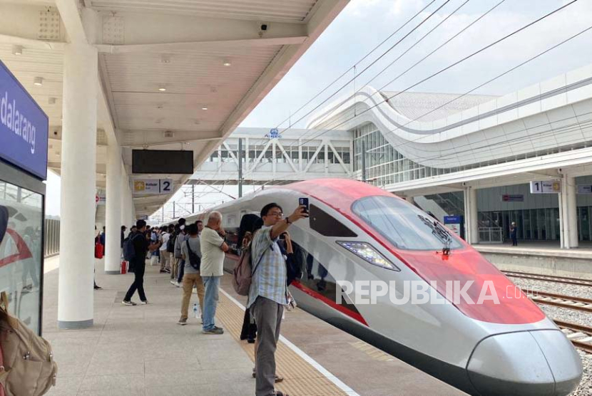 Penumpang KA Feeder KCJB tiba di Stasiun Padalarang untuk melanjutkan perjalanan ke Stasiun Halim menggunakan Whoosh. Rabu (4/10/2023). 