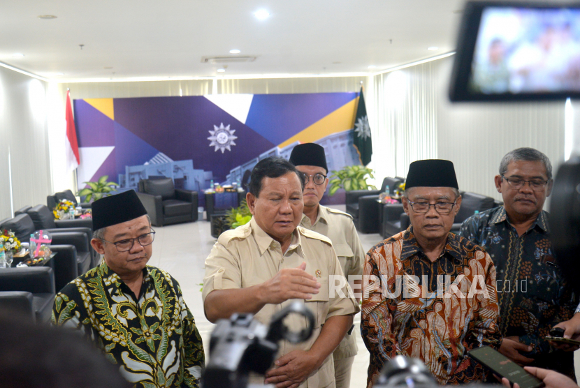 Menhan Prabowo Subianto didampingi Ketua Umum PP Muhammadiyah Haedar Nashir dan Sekertaris Umum PP Muhammadiyah Abdul Mu'ti di Kampus 4 Universitas Ahmad Dahlan, Yogyakarta, Jumat (14/7/2023). 