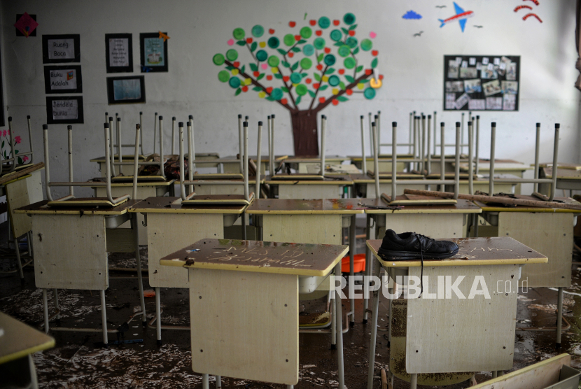 Suasana ruang kelas usai dilanda banjir di MTsN 19, Pondok Labu, Jakarta Selatan, (ilustrasi)