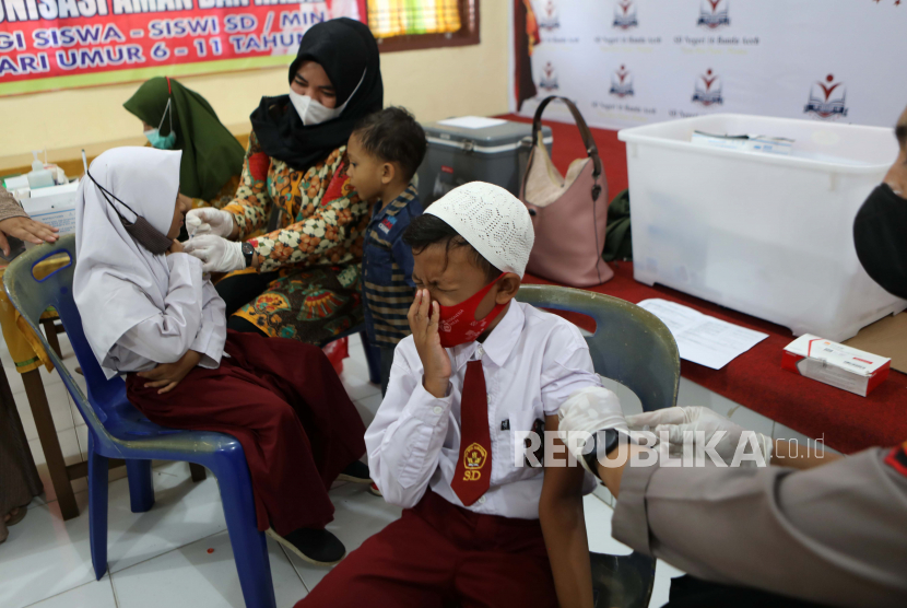Vaksinasi Covid-19 untuk anak-anak berusia antara enam hingga 11 tahun, di Banda Aceh, 18 Januari 2022. Pakar menyebut perlu ada duta vaksin Covid-19. 
