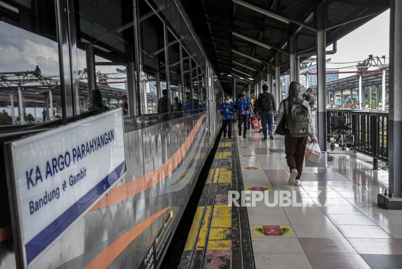 Calon penumpang berjalan menuju rangkaian KA Argo Parahyangan di Stasiun Bandung, Kota Bandung, Jawa Barat, Jumat (9/12/2022). 