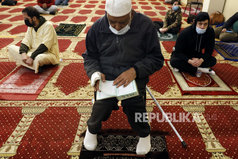 Umat Muslim membaca Al-Quran sebelum melaksanakan shalat tarawih di Pusat Komunitas Muslim Chicago, Senin (12/4). 