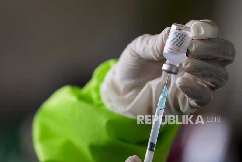 Vaksinator mengambil cairan vaksin Cocid-19 