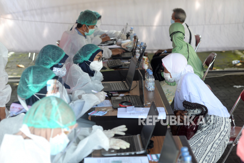 Jamaah calon haji antre mendaftar vaksinasi Covid-19 massal di Halaman Dinas Kesehatan Bantul, Yogyakarta, Selasa (6/4). Sebanyak 400 jamaah calon haji kategori lanjut usia mengikuti vaksinasi Covid-19 massal. Waktu penyuntikan vaksin Covid-19 dilakukan dua hari.