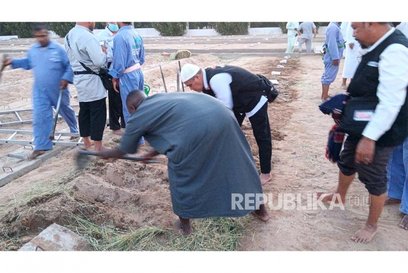 Petugas sedang memakamkan seorang jamaah haji yang meninggal di Tanah Suci (ilustrasi) 