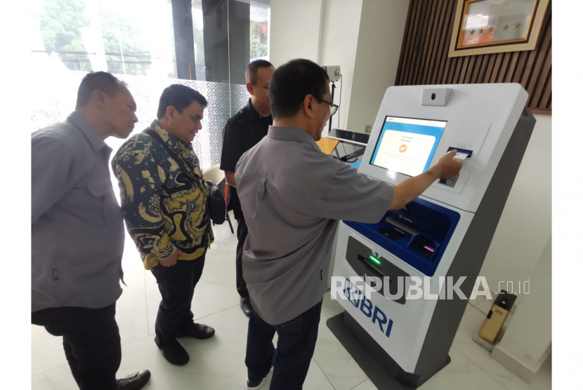 Pimpinan PT Bank Rakyat Indonesia Tbk atau BRI Kantor Cabang Bogor Dewi Sartika Surlistanta mencoba mesin pencetak rekening koran. 
