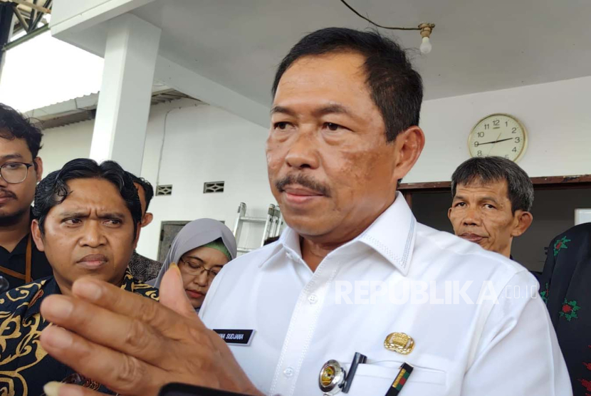 Penjabat (Pj) Gubernur Jawa Tengah (Jateng) Nana Sudjana saat mengunjungi KPU Solo, Selasa (9/1/2024). 