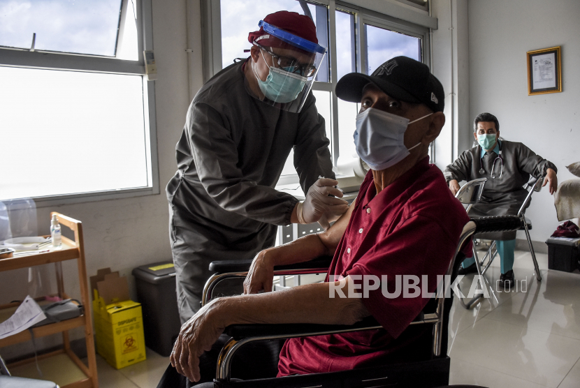 Vaksinator menyuntikkan vaksin Covid-19 ke warga lanjut usia (lansia) di Rumah Sakit Al Islam (RSAI), Jalan Soekarno Hatta, Kota Bandung, Jumat (26/2). Sedikitnya 120 ribu lansia menjadi sasaran dalam vaksinasi Covid-19 dosis pertama tahap kedua di Kota Bandung. Foto: Abdan Syakura/Republika