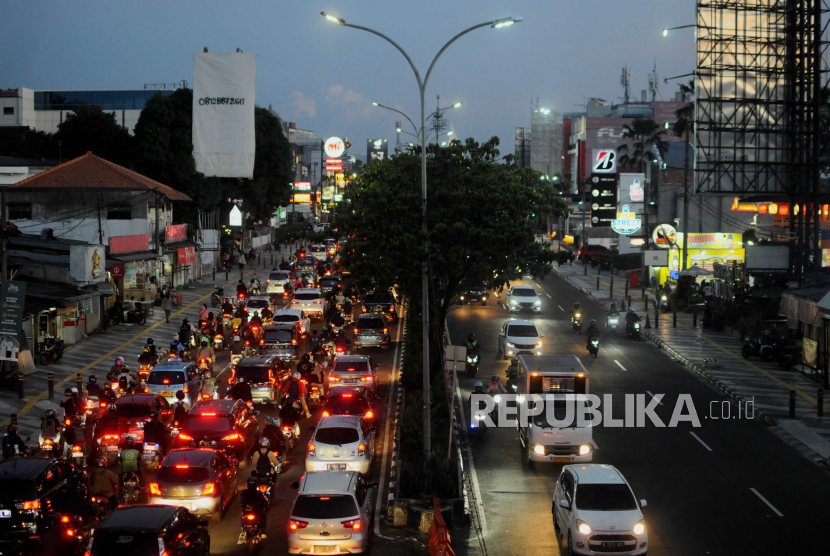 Suasana kemacetan Jalan Margonda Raya. Jumlah wisatawan yang mengunjungi Kota Depok, Jawa Barat pada 2022, meningkat (ilustrasi).