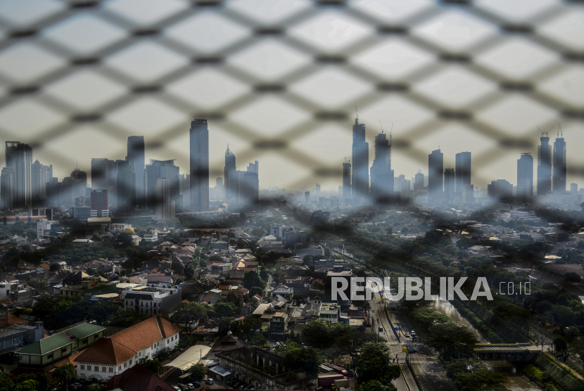 Suasana deretan pemukiman dengan latar belakang gedung bertingkat di Jakarta, Jumat (9/7). Menteri Keuangan Sri Mulyani merevisi target pertumbuhan ekonomi pada tahun 2021 menjadi kisaran 3,7 persen sampai 4,5 persen yang turun dari proyeksi awal yaitu 4,3 persen hingga 5,3 persen, karena dampak dari penerapan PPKM Jawa-Bali. Republika/Putra M. Akbar