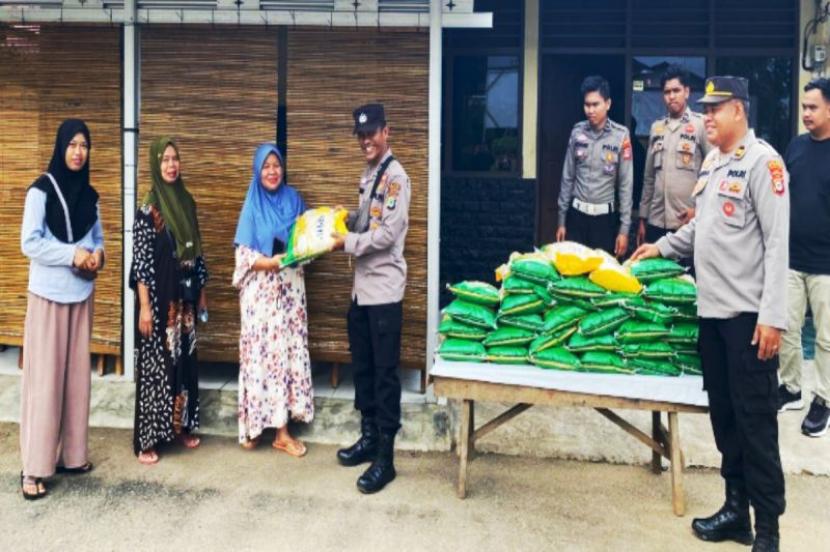 Polsek Kintap Salurkan 10 Ton Beras SPHP untuk Warga