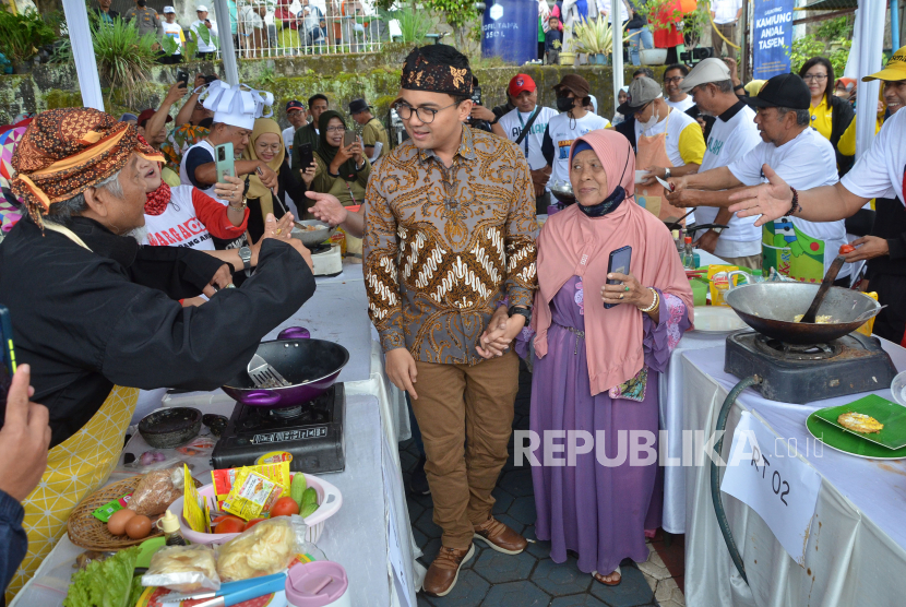 Wakil Bupati Bandung Sahrul Gunawan (tengah). Istri Wabup Bandung Sahrul Gunawan mempromosikan kain sarung khas dari Majalaya.
