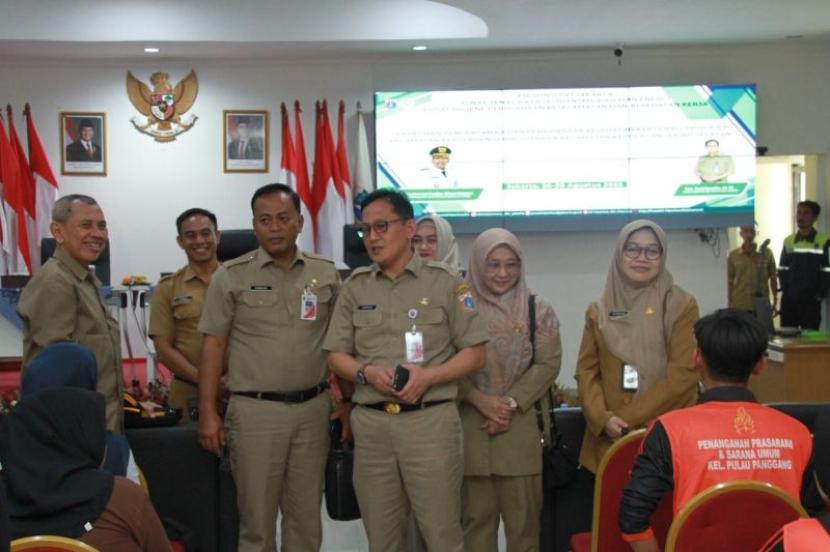 Ratusan PJLP Kepulauan Seribu ikuti pelatihan keselamatan kerja.