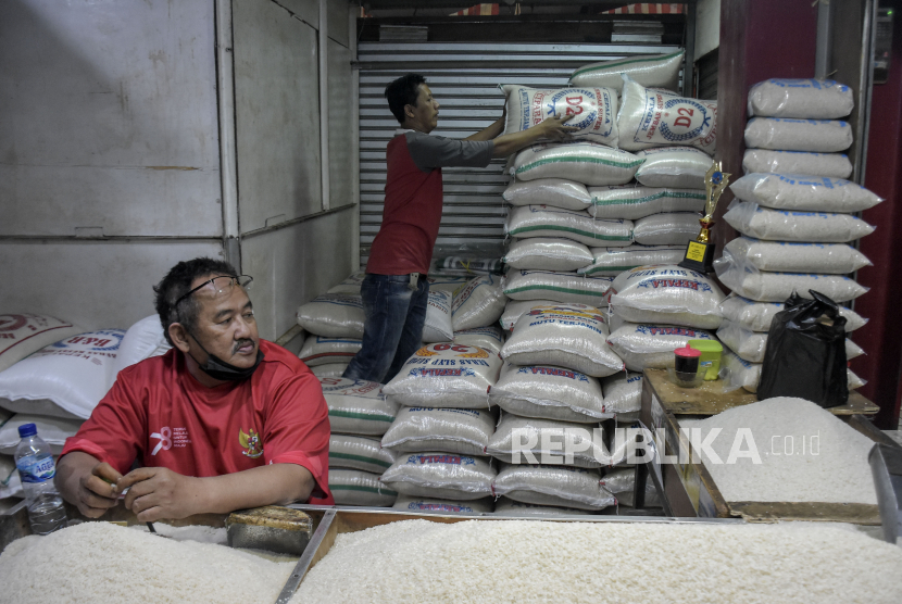 Pedagang menata beras di kiosnya di Pasar Atas Cimahi, Kota Cimahi, Jawa Barat, Jumat (8/9/2023).