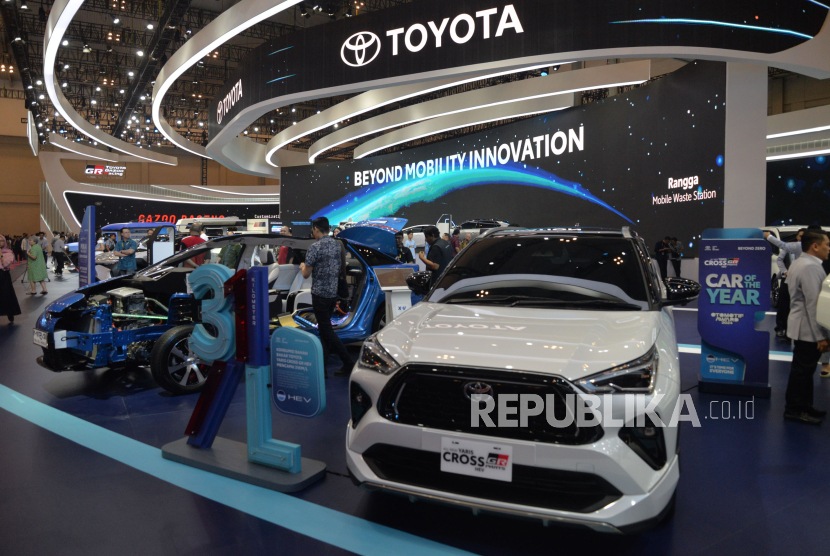 Sejumlah Mobil Toyota dipamerkan saat Ajang Gaikindo Indonesia International Auto Show (GIIAS) 2024 di ICE BSD, Tangerang,Banten (18/7/2024).