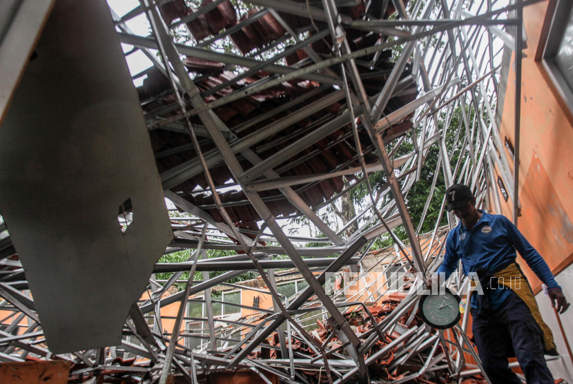 Pihak sekolah mengevakuasi sejumlah barang dari ruangan  yang atapnya ambruk di SMAN 1 Ciampea, Kabupaten Bogor, Jawa Barat, Jumat (15/3/2024). Menurut data BPBD Kabupaten Bogor ambruknya atap bangunan SMAN 1 Ciampea dipicu hujan deras yang mengguyur wilayah tersebut pada Kamis (14/3), dan mengakibatkan tujuh orang siswa terluka. 