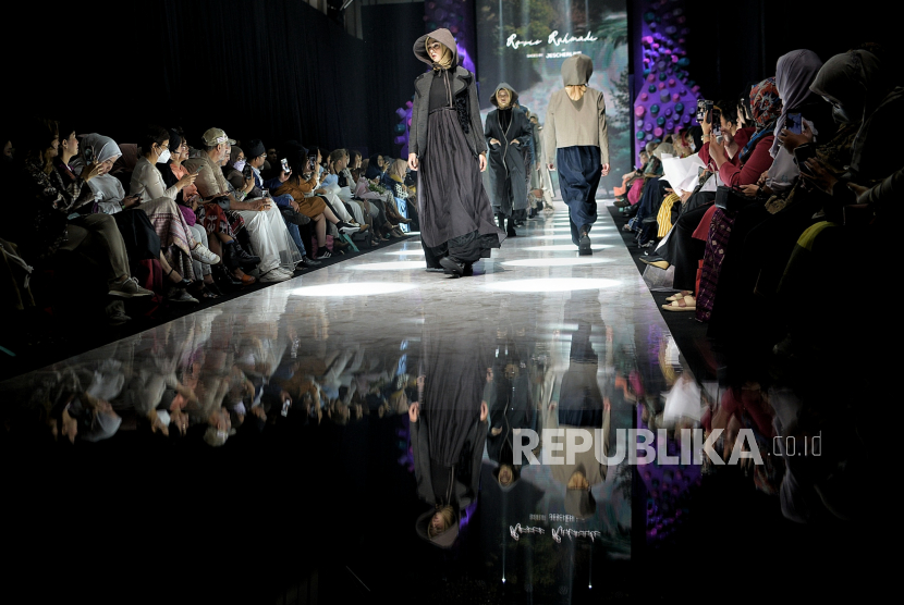 Model mengenakan busana karya desainer Rosie Rahmadi pada gelaran Muslim Fashion Festival (MUFFEST+) 2023 di The Westin Jakarta, Selasa (7/3/2023). Peragaan busana Muslim tersebut kembali digelar di Jakarta dengan tema Unlock Global Opportunities with MUFFEST+ dengan menyajikan karya dari jenama lokal, 200 desainer lokal, serta 8 desainer dari negara tetangga seperti Singapura, Laos, Kamboja, Brunei dan Thailand atas dukungan ASEAN Fashion Designers Showcase (AFDS).