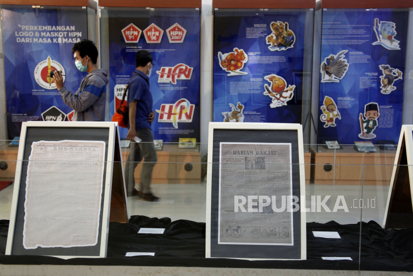 Pengunjung mengamati dokumentasi perkembangan logo dan maskot HPN yang dipajang pada pameran virtual peringatan Hari Pers Nasional di Monumen Pers Nasional Solo, Jawa Tengah, Selasa (9/2/2021). Pameran dalam rangkaian Festival Monumen Pers tersebut juga diisi dengan sarasehan kewartawanan, pelatihan jurnalistik dan lomba penulisan esai. 