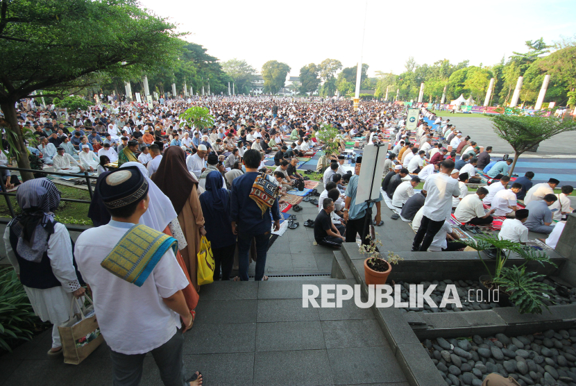Ribuan masyarakat memadati Lapangan Gasibu, Kota Bandung, saat Shalat Idul Fitri 1446 H Tingkat Provinsi Jawa Barat (Jabar), Senin (31/3/2025). Shalat Idul Fitri dihadiri Gubernur Jabar Dedi Mulyadi. Dalam sambutannya Gubernur meminta seluruh aparat negara harus mempunyai kesadaran kolektif sekaligus berkewajiban dalam memberikan rasa aman, bahagia, dan sejahtera ke rakyatnya.