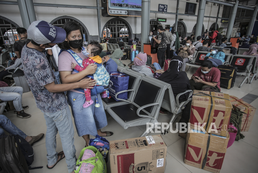 Warga Siasati Kembali ke Jakarta Usai Larangan Mudik. Calon penumpang menunggu jadwal keberangkatan kereta api di Stasiun Pasar Senen, Jakarta, Ahad (2/5/2021). Jelang pemberlakukan larangan mudik pada 6-17 Mei 2021 terjadi lonjakan penumpang kereta api di stasiun tersebut. 