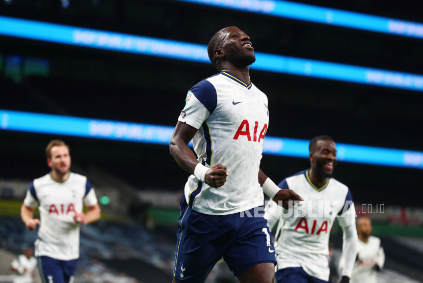  Moussa Sissoko dari Tottenham Hotspur saat merayakan gol.