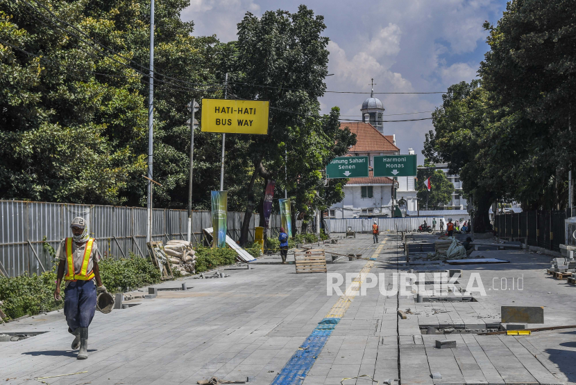 Pekerja menyelesaikan proyek revitalisasi pedestrian di kawasan Kota Tua, Jakarta, Selasa (5/7/2022). Pemkot Jakbar meminta para pemilik gedung di Kota Tua agar mempercantik bangunannya.