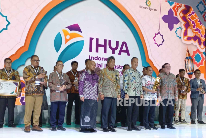 Kementerian Perindustrian (Kemenperin) memberikan penghargaan kepada 63 perusahaan atau industri dari berbagai sektor, dalam Indonesia Halal Industry Award 2023 di Jakarta, Senin (23/10/2023).