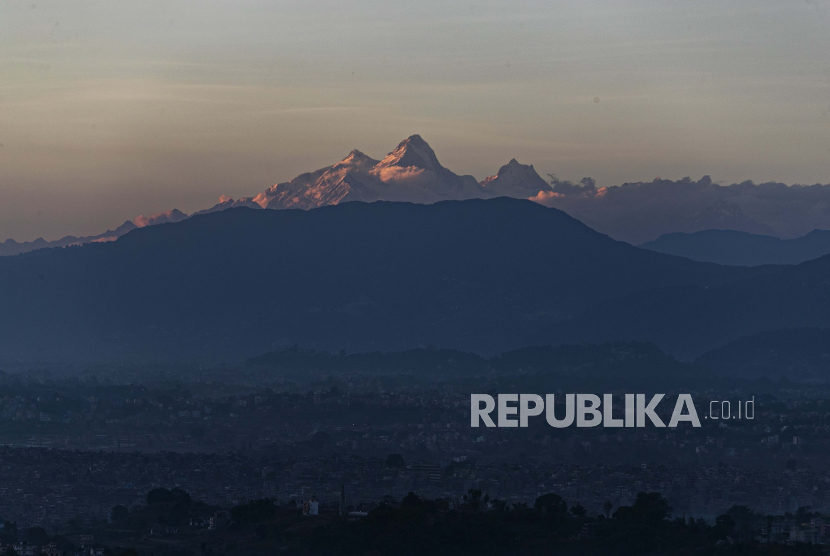  Gunung Himalchuli, tengah dan pegunungan Manasulu, kanan dilihat dari Bhaktapur, Nepal Sabtu, 31 Okt 2020. Sebuah Pesawat Berisi 22 Orang Hilang di Pegunungan Nepal