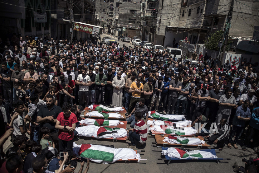  Warga Palestina menghadiri pemakaman dua wanita dan delapan anak keluarga Abu Hatab di Kota Gaza, yang tewas setelah serangan udara Israel, Sabtu, 15 Mei 2021.