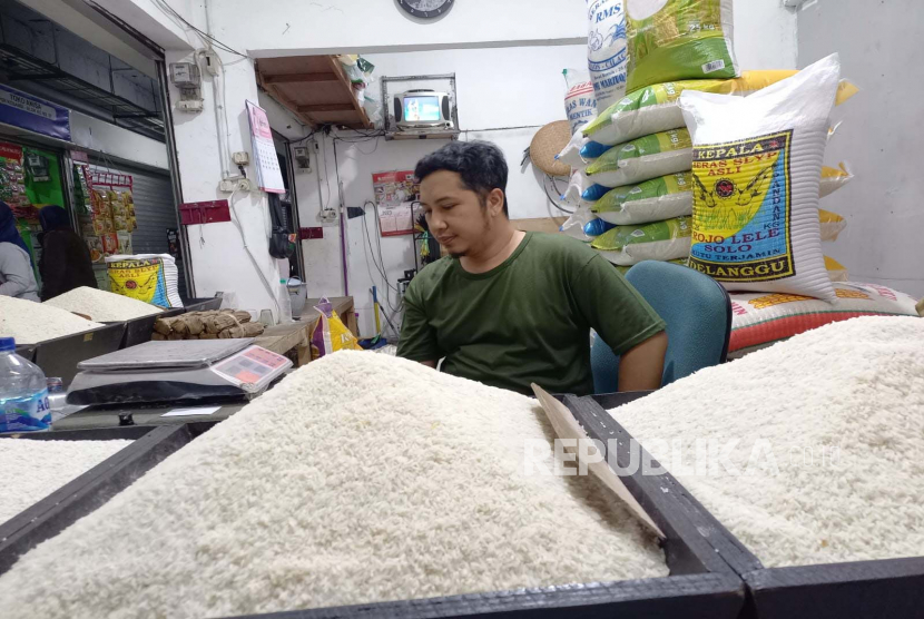 Andri (32 tahun) pedagang Pasar Kosambi, Kota Bandung, Jawa Barat mengeluhkan harga beras yang terus mengalami kenaikan, Selasa (31/1/2023). 