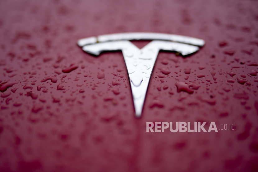 FILE - Logo Tesla terlihat dibasahi air hujan, di Charlotte, North Carolina, 27 Februari 2024.  