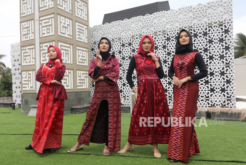 Sejumlah model memperagakan busana muslim di masjid Al-Khalid Kota Kediri, Jawa Timur, Sabtu (17/10/2020). Mengenakan pakaian warna kuning, pink, dan merah menambah semangat serta meningkatkan suasana hati.