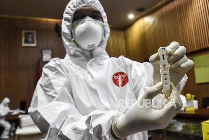 Petugas medis menunjukkan sampel darah untuk tes virus corona di Kota Bandung.