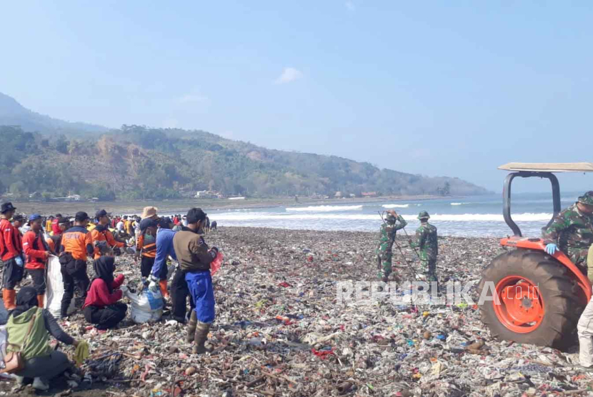 Pandawara Grup dan tim gabungan TNI-Polri serta relawan melakukan aksi bersih-bersih bersama di Pantai Cibutun, Kecamatan Simpenan, Kabupaten Sukabumi, Jawa Barat, Jumat (6/10/2023).