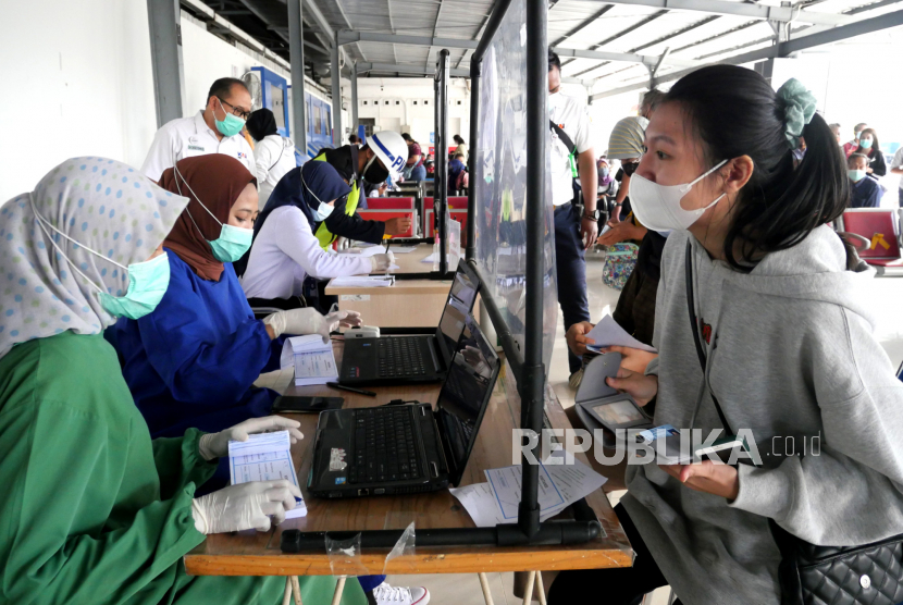 Calon penumpang kereta api jarak jauh membayar biaya tes cepat antigen di Stasiun Yogyakarta (ilustrasi)