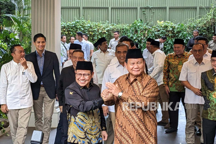 Ketua Umum Partai Gerindra, Prabowo Subianto dan Ketua Umum Partai Kebangkitan Bangsa (PKB), Abdul Muhaimin Iskandar sebelum menggelar pertemuan tertutup di kediaman Prabowo, Jakarta, Senin (10/4).
