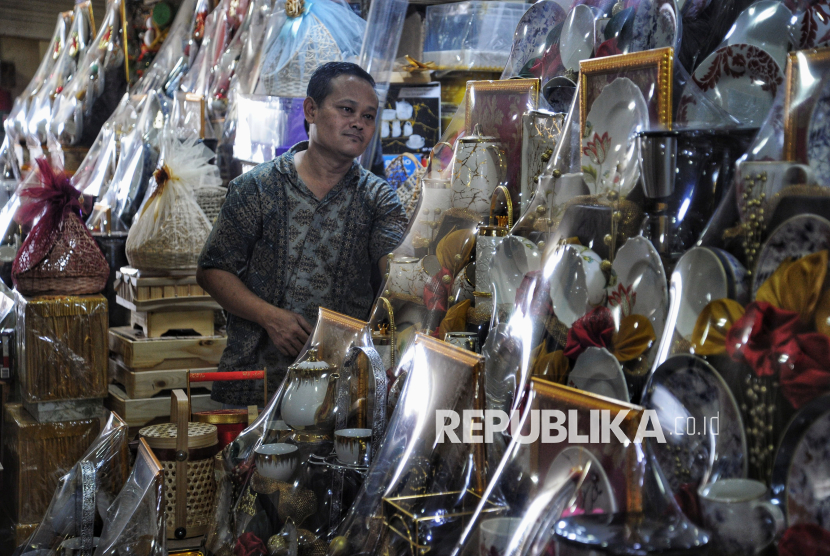 Pekerja menata parsel yang di jual di salah satu kios parsel di Cikini Gold Center, Jakarta, Senin (30/12/2024). Penjualan dan permintaan parsel pada momen Natal dan Tahun baru ini di rasakan pedagang parsel mengalami penurunan. Dahlia (43) salah satu pemilik kios parsel memperkirakan menurunnya permintaan parsel dikarenakan memang daya beli atau dari segi ekonomi masyarakat yang menurun. Parsel-parsel yang di jual beragam mulai dari parsel pecah belah dan parsel makanan.