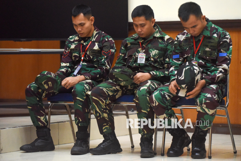 Tiga prajurit TNI AL terdakwa kasus pembunuhan bos rental mobil dan penadahan mobil, Kelasi Kepala Bambang Apri Atmojo (kanan), Sertu Akbar Adli (tengah), dan Sertu Rafsin Hermawan (kiri) duduk saat skors sidang dengan agenda pembacaan tuntutan di Pengadilan Militer II-08, Jakarta Timur, Senin (10/3/2025). Oditur Militer II-07 Jakarta menuntut terdakwa Bambang Apri Atmojo dengan pidana penjara seumur hidup dan pidana tambahan dipecat dari dinas militer serta membayar restitusi bagi keluarga korban meninggal sebesar Rp209.633.500 dan korban luka Rp146.354.200, terdakwa Akbar Adli pidana penjara seumur hidup dan dipecat dari dinas militer serta membayar restitusi untuk keluarga korban meninggal sebesar Rp147.133.500 dan korban luka Rp73.177.100, dan terdakwa Rafsin Hermawan dengan pidana penjara empat tahun dipotong masa tahanan serta membayar restitusi bagi keluarga korban meninggal sebesar Rp147.133.500 dan korban luka Rp73.177.100. 