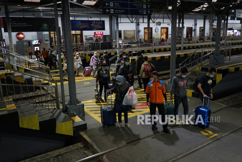 Sejumlah penumpang kereta api berjalan setibanya di Stasiun Tugu, Yogyakarta. 