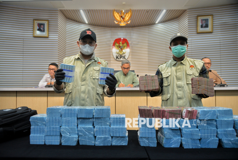 KPK Menyita Sejumlah Uang dalam OTT di Riau