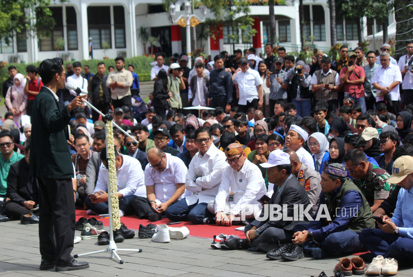 Para mahasiswa menyampaikan aspirasi kepada Gubernur Jawa Barat (Jabar) Dedi Mulyadi dan pejabat terkait saat acara Forum Dialog Terbuka Mahasiswa Jabar di Gedung Sate, Kota Bandung, Rabu (9/3/2025). Acara ini dihadiri berbagai kampus di Jabar. Mulai dari daerah Bandung, Bogor, Tasikmalaya, hingga Cirebon.