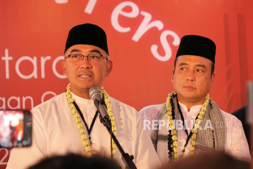 Calon wali kota dan wakil wali Kota Bandung, Muhammad Farhan dan Erwin menyampaikan keterangan pers saat daftar bakal pasangan calon wali kota bandung, di KPU Kota Bandung.