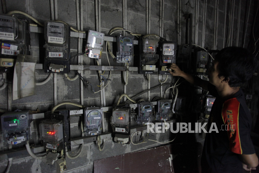 Warga memeriksa meteran listrik di kompleks rumah susun (Rusun) Petamburan, Jakarta, Ahad (7/6/2020). PT PLN (Persero) menyiapkan skema perlindungan lonjakan tagihan untuk mengantisipasi kenaikan drastis yang dialami oleh sebagian konsumen, akibat pencatatan rata-rata tagihan menggunakan data rekening tiga bulan terakhir
